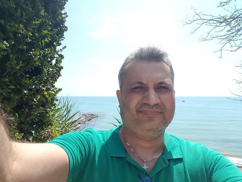 Caut tanara atragatoare pentru vacanta la mare